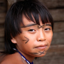 En ung yanomamigutt i landsbyen (Foto: Rainforest Foundation Norway / ISA Brazil)
